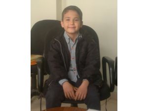 Rüzgar Savurdu, O Bayrağı Öperek Saygısını Gösterdi