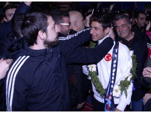 Dünya Şampiyonuna Coşkulu Karşılama