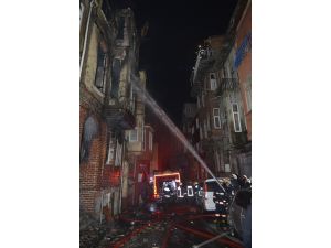 İstanbul'da Metruk Bina Yangını