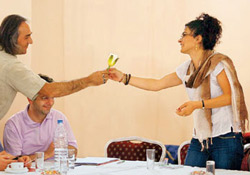 Kürt kızı ROJİN'e beyaz karanfil