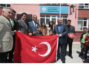 Bayrağı Öpen Kız Çocuğuna Vali'den Anlamlı Hediye