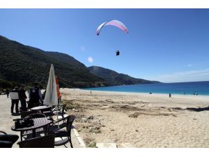 Fethiye'de Yıkım Kararı Alınan Platform, Plajdan Kaldırıldı