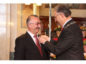 Hollanda’da 6 Türke Kraliyet Nişanı Verildi