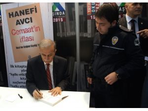 Eski Emniyet Müdürü Avcı, Kitaplarını İmzaladı