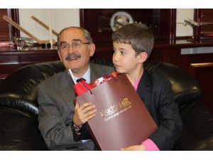 Büyükerşen Bayrağı Öpen Çocuğa Ve Ailesine Türk Bayrağı Hediye Etti