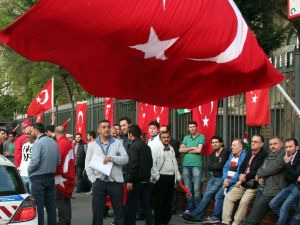 Türkiye'nin Budapeşte Büyükelçiliği Önünde Nöbet