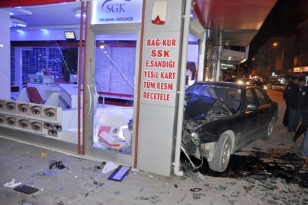 Otomobil gözlükçü dükkanına girdi
