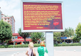 Sevgiliye 3 dilde doğum günü kutlaması