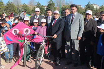 Beyşehir’de gökyüzü uçurtmalarla şenlendi