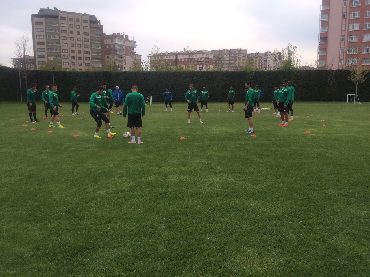 Akhisar Belediyespor Dedeman Otel'in bahçesinde antrenman yaptı