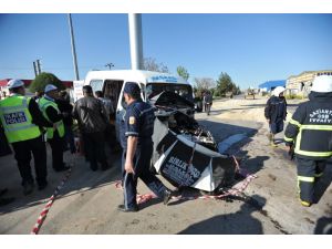 Gaziantep'te Servis Otobüsüyle Minibüs Çarpıştı: 29 Yaralı