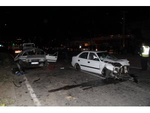 Alanya'da İki Otomobil Çarpıştı: 1 Ölü, 2 Yaralı