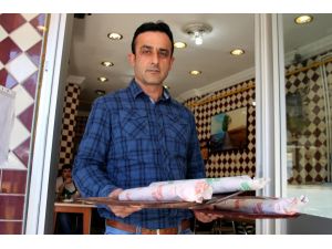 "Telefonla Oynamayan Bayan Garson Alınacaktır"