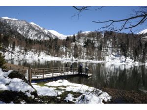 Karagöl'de Nisan Ayında "Kar" Sürprizi