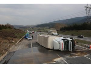 Devrilen Tır Otoyolu Ulaşıma Kapattı