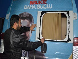 AK Partili  Yasin Aktay'ın seçim minibüsüne saldırı