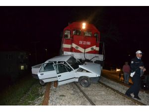 Uşak'ta Tren Otomobile Çarptı: 1 Ölü