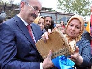 Müezzinoğlu'na, Çanakkale Şehidinin Kur'an-ı Kerim'ini Hediye Etti