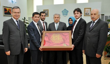 NEÜ sancağı teslim etti