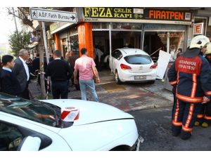 Otomobil, Yayalara Çarptıktan Sonra İş Yerine Girdi