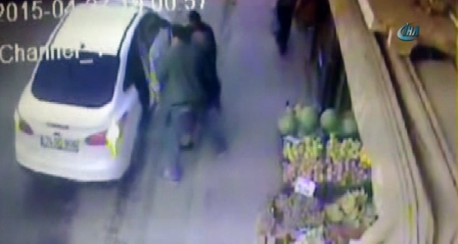 Herkesin gözü önünde genç kızı böyle kaçırdılar! TIKLA-İZLE