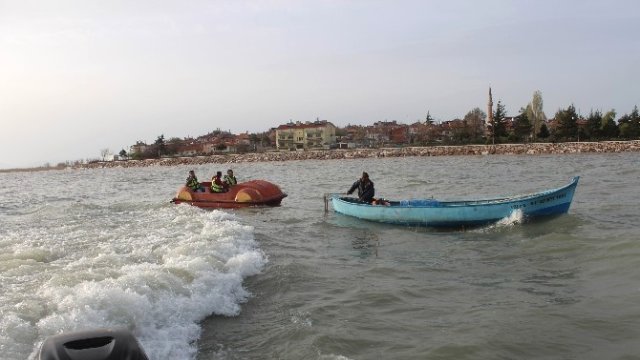 Su Bisikletiyle Gölde Mahsur Kalan Üç Kişiyi Balıkçı Teknesi Kurtardı