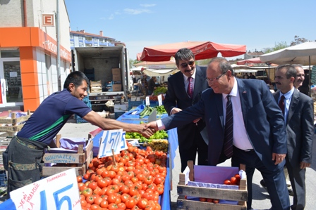 Oprukçu “Pazarcı esnaflarının sorunlarını dinledi.”