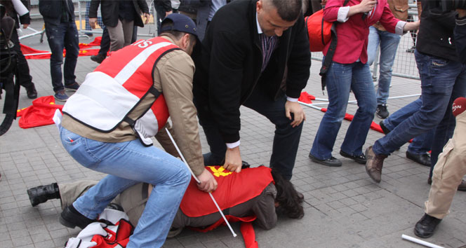 Taksim Meydanı'na çıkan TKP'li gruba polis müdahalesi! İZLE