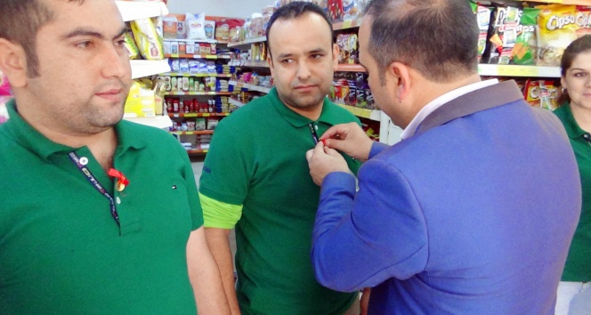 Düğününde toplanan çeyrek altınları işçilerine dağıttı