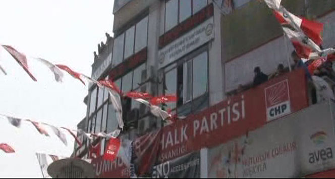 CHP binasından polise sandalyeli saldırı