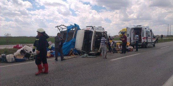 Konya'da Tarım İşçilerini Taşıyan Kamyonet Devrildi: 2 Ölü, 10 Yaralı