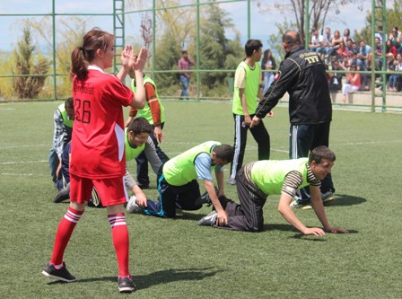Engellilerden timsah yürüyüşlü gol sevinci