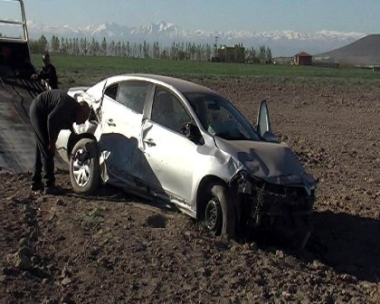 Otomobil tarlaya uçtu: 4 yaralı