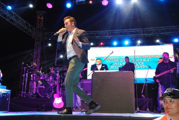 Mustafa Ceceli Konserinde Olay Çıktı, Ceceli Sahneyi Terk Etti