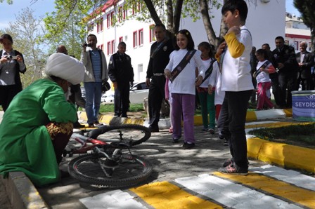 Öğrencilere uygulamalı trafik eğitimi