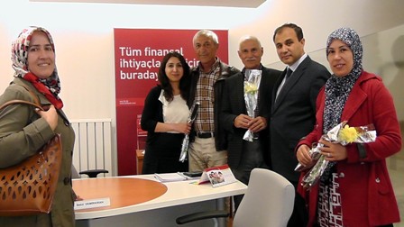 Yardımlaşma derneği annelere gül dağıttı
