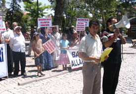 İslami değerlere düşmanlık ediyorlar