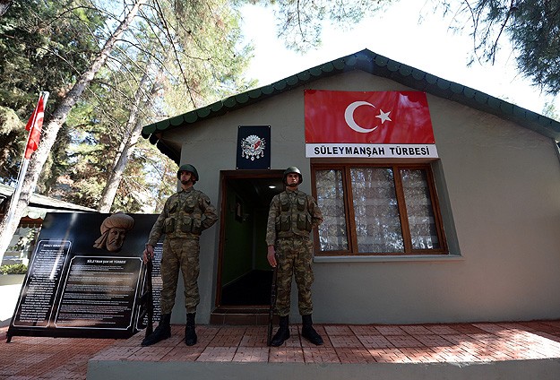 Davutoğlu Süleyman Şah Saygı Karakolu'nu ziyaret etti