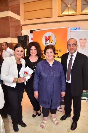 M1'de anneler günü kutlaması