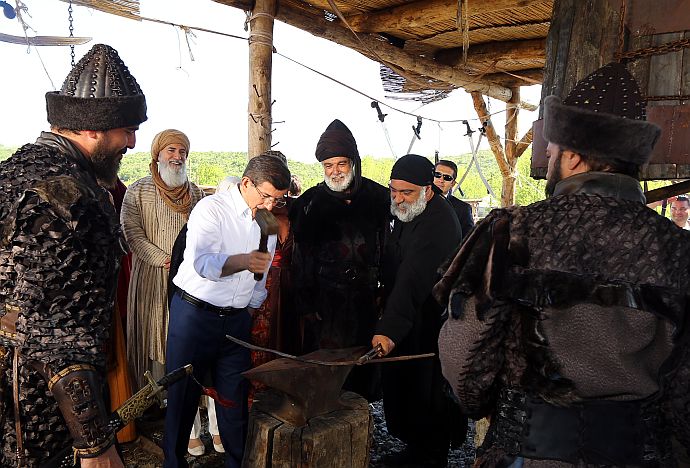 Davutoğlu’ndan ‘Diriliş Ertuğrul’a sürpriz ziyaret! TIKLA-İZLE