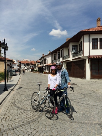 Konya’nın turistik yerleri bisikletle geziliyor…