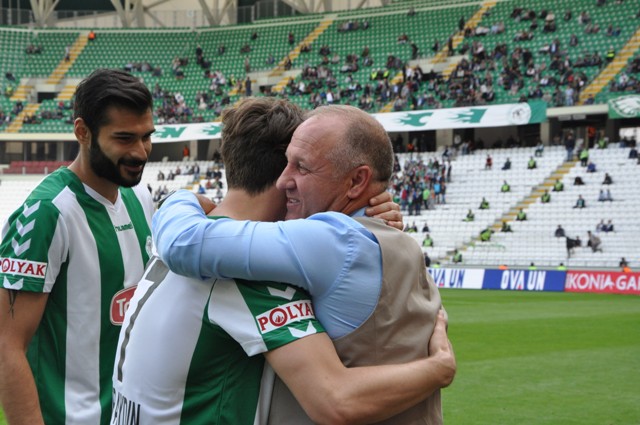 Mesut Bakkal'la Konyasporlular kucaklaştı