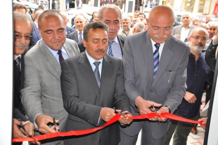 “Kıl testere ile ahşabın dansı” sergisi açıldı