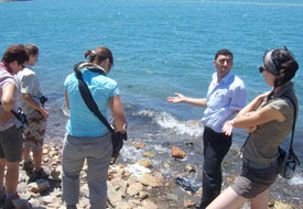 Turistlere gönüllü rehberli yapıyor