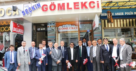Esnafa karanfilli Ahilik Kutlaması
