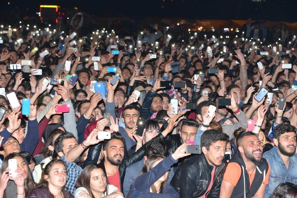 Halil Sezai şarkılarıyla öğrencileri mest etti