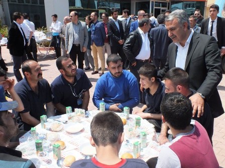 AK Parti adayları işçiler buluştu