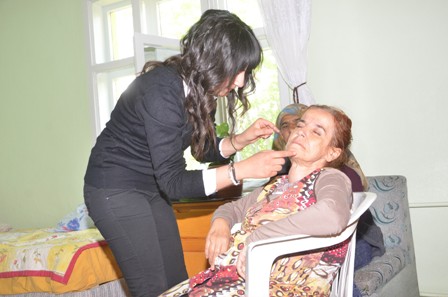 Huzurevi sakinlerine kişisel bakım