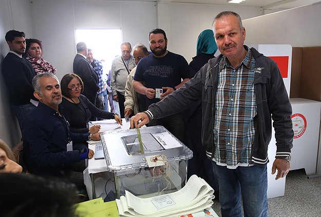 Almanya'da seçmenler uzun kuyruklar oluşturdu