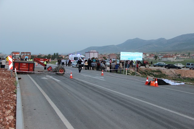 Kavak yüklü kamyon traktöre çarptı: 1 ölü, 3 yaralı
